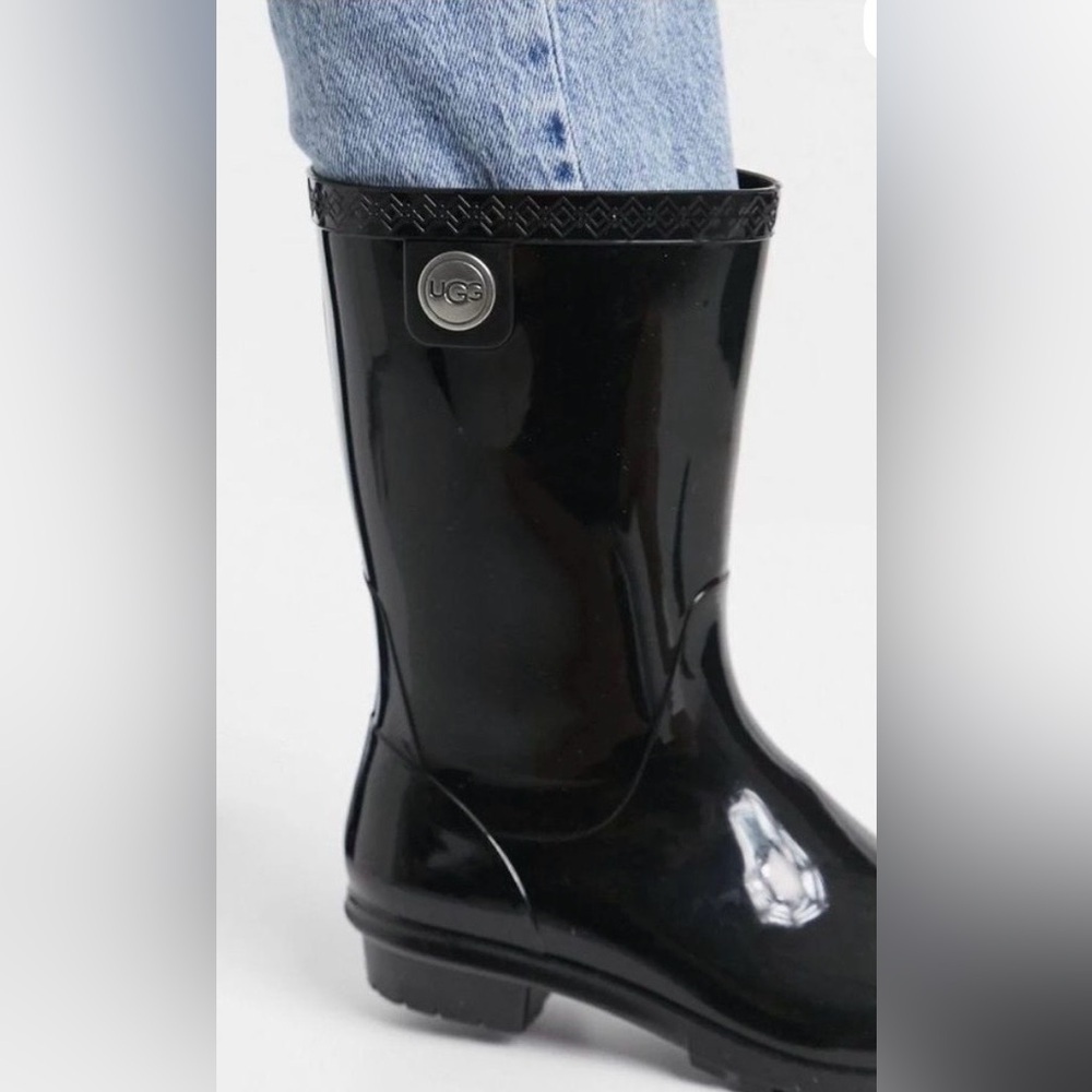 UGG Women's Sienna Black  Waterproof Boots Size 8